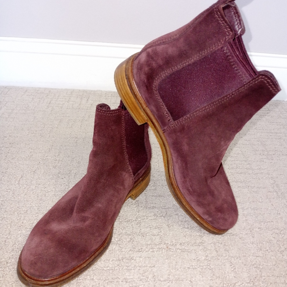 Women's Suede Clarks Chelsea Boots, size 7